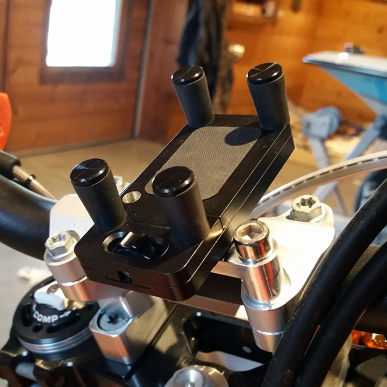 Hondo Garage Bar-Tab Mount for Perfect Squeeze